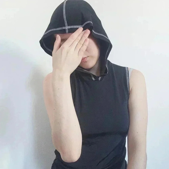 Vintage 80s basic black sleeveless hooded top with white contrast stitching - Picture 3 of 12